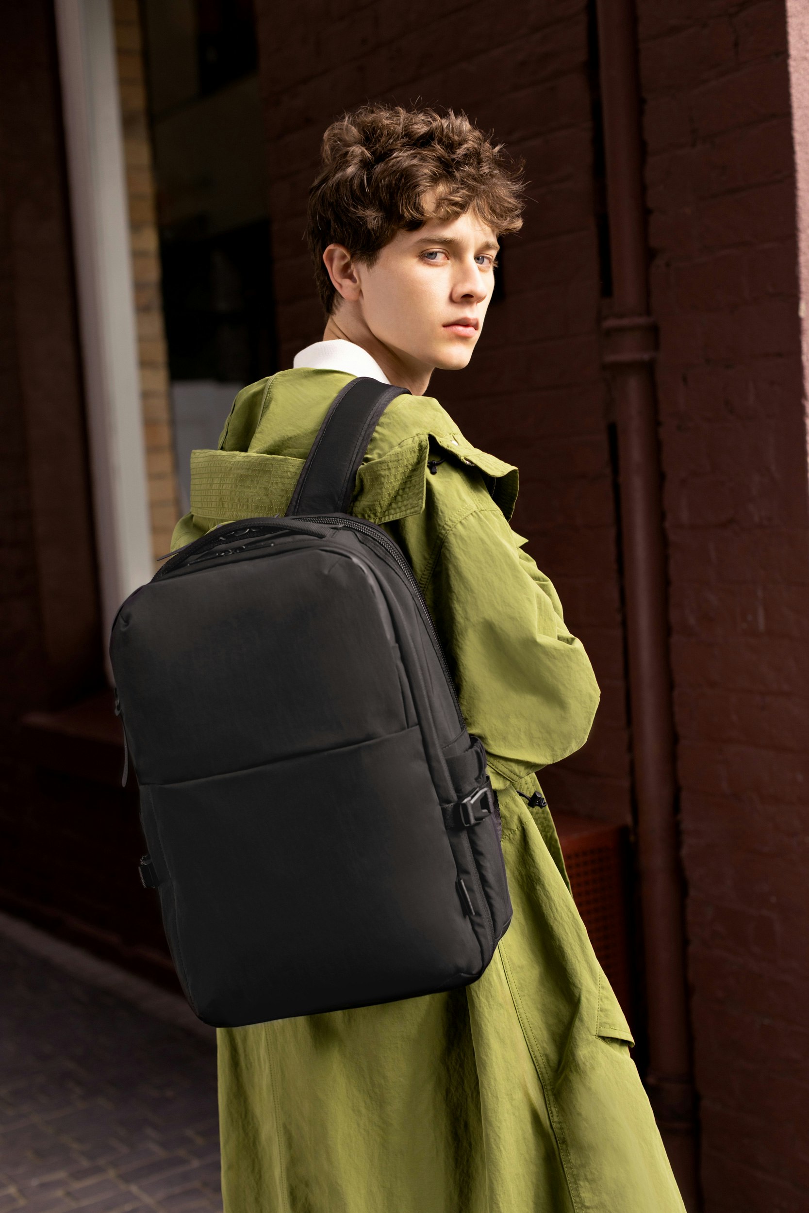 The Collective Force - Samsonite Red FW25