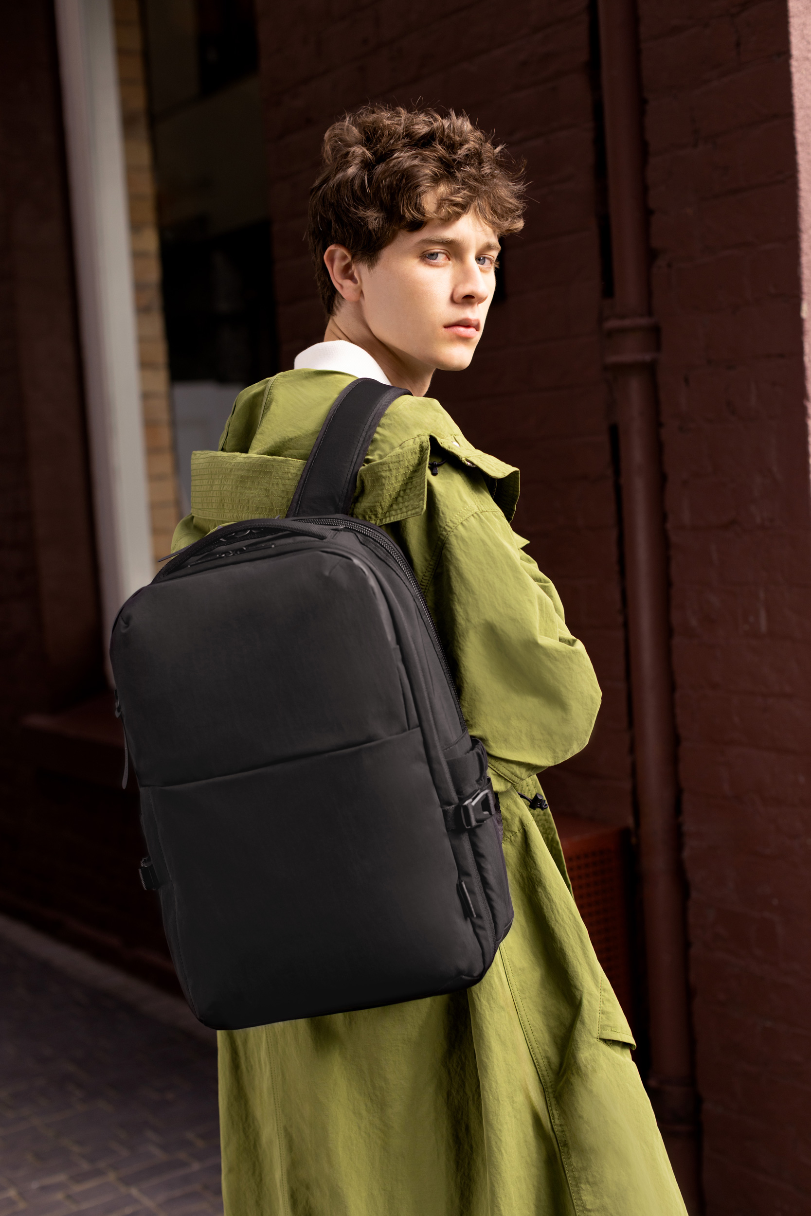 The Collective Force - Samsonite Red FW25